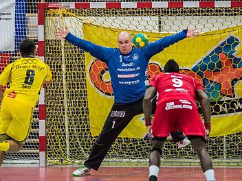 Rostislav Badura (HSC Bad Neustadt) pariert einen Siebenmeter von Denni Djozic (SG Kronau/Östringen II), rechts Gary Hines (HSC Bad Neustadt). Foto: Anand Anders