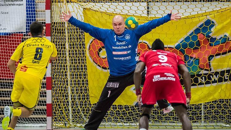Rostislav Badura (HSC Bad Neustadt) pariert einen Siebenmeter von Denni Djozic (SG Kronau/Östringen II), rechts Gary Hines (HSC Bad Neustadt). Foto: Anand Anders