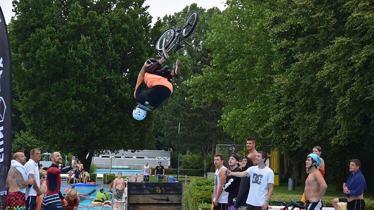 Wassertag beim Jugendfestival YouCo im Aquaria Freibad in CoburgFoto: Ronald Rinklef