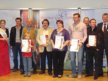 Die Geehrten (von links): Destillatkönigin Ronja Schmidt, Thomas Kleinhenz (Wartmannsroth), Lothar und Sebastian Bold (Neuwirtshaus), Jürgen Schelbert (Hammelburg), Stefanie Kirchner vom Brennerbetrieb Bürger in Thulba, Marcel Müller (Diebach), Michael und Marius Reith (Wartmannsroth) und Hubert Fröhlich.  Foto: privat