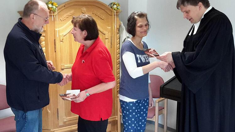 Stellvertretend für alle im Pflegedienst der Zweibäderstadt Tätigen bedankten sich Franz Walter (links) und Pfarrer Carsten Friedel (rechts) vom Altenheimseelsorge-Team bei den AWO-Betreuerinnen Annemarie Englert (2. v. l.) und Rosemarie Fletcher (2. v. r.). Symbolisch wurden dazu persönlich unterschriebene Grußkarten übergeben.  Foto: Rolf Pralle