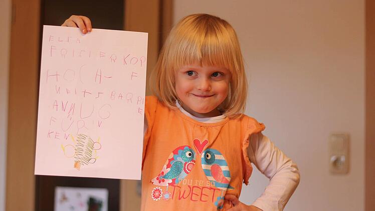 Mara Rüger aus Kronach zeigt ihren Wunschzettel. Foto: Mariell Dörrschmidt
