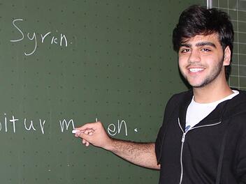 Abdullah Danora besuchte in Syrien die 12. Klasse, stand kurz vor dem Abitur. In Deutschland geht er in die Klasse 10a des Franz-Miltenberger-Gymnasiums. Der Wissensstand, den er mitbringt, ist hoch. Es hapert aber an der Sprache. Foto: Ulrike Müller