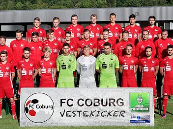 Das Aufgebot des FC Coburg (hintere Reihe von links): Dennis Kolb, Lars Teuchert, Lukas Schuster, Daniel Kimmel, Daniel Sam, Sertan Sener und Daniel Alles; (mittlere Reihe von links): Florian Forkel (Spielleiter), Sebastian Hammerschmidt (Athletiktrainer) und Lennon Pietsch (Betreuer), Bastian Brückner, Lukas Riedelbauch, Jannik Schmidt, Fabian Carl, Eddy Schmueck (Physiotherapeut), Frederic Martin (Co-Trainer) und Matthias Christl (Trainer); (untere Reihe von links): Adrian Guhling, Eric Hei...