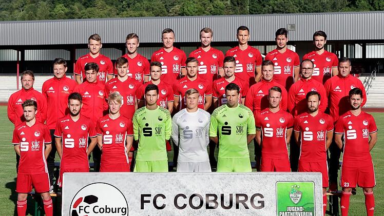 Das Aufgebot des FC Coburg (hintere Reihe von links): Dennis Kolb, Lars Teuchert, Lukas Schuster, Daniel Kimmel, Daniel Sam, Sertan Sener und Daniel Alles; (mittlere Reihe von links): Florian Forkel (Spielleiter), Sebastian Hammerschmidt (Athletiktrainer) und Lennon Pietsch (Betreuer), Bastian Brückner, Lukas Riedelbauch, Jannik Schmidt, Fabian Carl, Eddy Schmueck (Physiotherapeut), Frederic Martin (Co-Trainer) und Matthias Christl (Trainer); (untere Reihe von links): Adrian Guhling, Eric Hei...