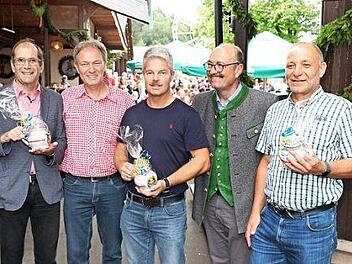 Der Leiter des Amts für ländliche Entwicklung Anton Hepple wurde Behördenschützenkönig. Das Bild zeigt von links Anton Hepple, Landrat Klaus Löffler, Erster Ritter Michael Ament von der Justizvollzugsanstalt, den Schützenmeister der SG Kronach Jörg Schnitzler und Zweiter Ritter Winfried Dicker-Glück von der Agentur für Arbeit.