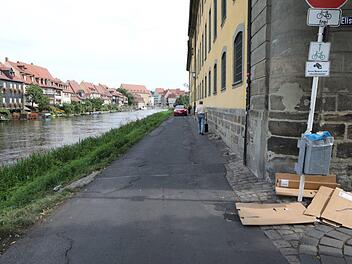Hier zogen einst Pferde an Leinen die Lastschiffe - daher der Name Leinritt und das   nicht angelegte  Ufer. Die schlechte Straße erklärt das nicht.     Foto: Barbara Herbst