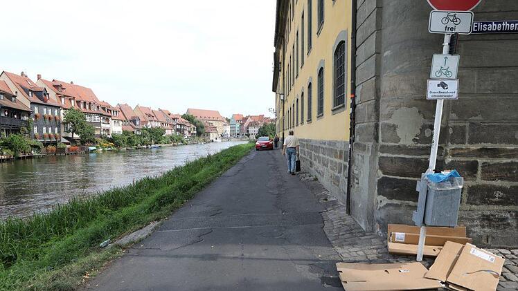 Hier zogen einst Pferde an Leinen die Lastschiffe - daher der Name Leinritt und das   nicht angelegte  Ufer. Die schlechte Straße erklärt das nicht.     Foto: Barbara Herbst