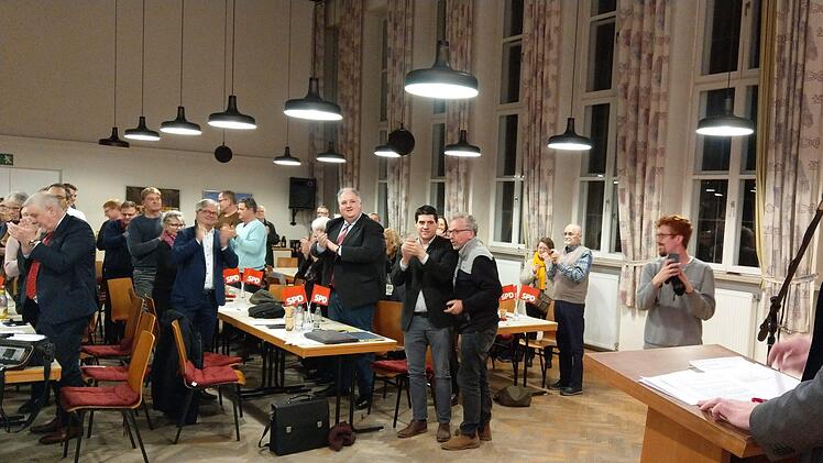 Beifall für OB-Kandidat Dominik Sauerteig (rechts am Rednerpult). Foto: Simone Bastian