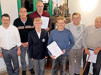 Geehrte und Ehrende der BRK-Bereitschaft Untermerzbach (von links): stellvertretender Kreisbereitschaftsleiter Dieter Kirstner, Wolfgang Streng, Bereitschaftsleiterin Anita Köhler, Thomas Schaad, Ralf Hülbig, Winfried Köhler und Helmut Angermüller Foto: Helmut Will