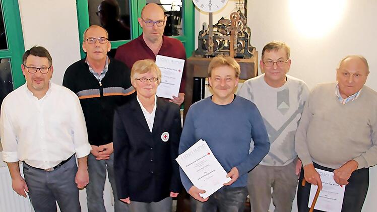 Geehrte und Ehrende der BRK-Bereitschaft Untermerzbach (von links): stellvertretender Kreisbereitschaftsleiter Dieter Kirstner, Wolfgang Streng, Bereitschaftsleiterin Anita Köhler, Thomas Schaad, Ralf Hülbig, Winfried Köhler und Helmut Angermüller Foto: Helmut Will