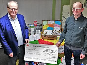 Einen Spendenscheck über 400 Euro übergab Sascha Pfrang (rechts), stellvertretender Vorsitzender der Poppenrother Musikanten, an Hospizvereinsvorstand und  Palliativmediziner Reinhard Höhn für das Letzte-Hilfe-Projekt Kids & Teens. Foto: Sigismund von Dobschütz