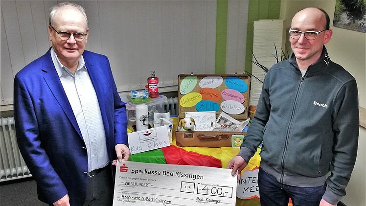 Einen Spendenscheck über 400 Euro übergab Sascha Pfrang (rechts), stellvertretender Vorsitzender der Poppenrother Musikanten, an Hospizvereinsvorstand und  Palliativmediziner Reinhard Höhn für das Letzte-Hilfe-Projekt Kids & Teens. Foto: Sigismund von Dobschütz