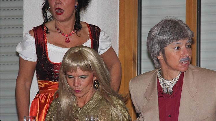 Senior (Renate Freund)  gibt seine Heirat mit der jungen Blondine (Inge Wahler) bekannt. Tochter (Angelika Gärtner) ist geschockt.