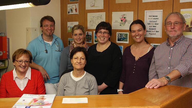 Dr. Helmschrott (hinten links), Dr. Nowak (rechts) und ihr Praxisteam mit Dr. Marlis Kauder-Nowak (vorne Mitte)