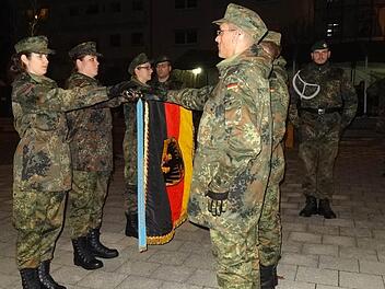 Auf dem Marktplatz von Wildflecken wurde ein feierliches Gelöbnis für zivile Mitarbeiter der Bundeswehr ausgerichtet.  Foto: Marion Eckert
