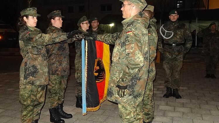 Auf dem Marktplatz von Wildflecken wurde ein feierliches Gelöbnis für zivile Mitarbeiter der Bundeswehr ausgerichtet.  Foto: Marion Eckert