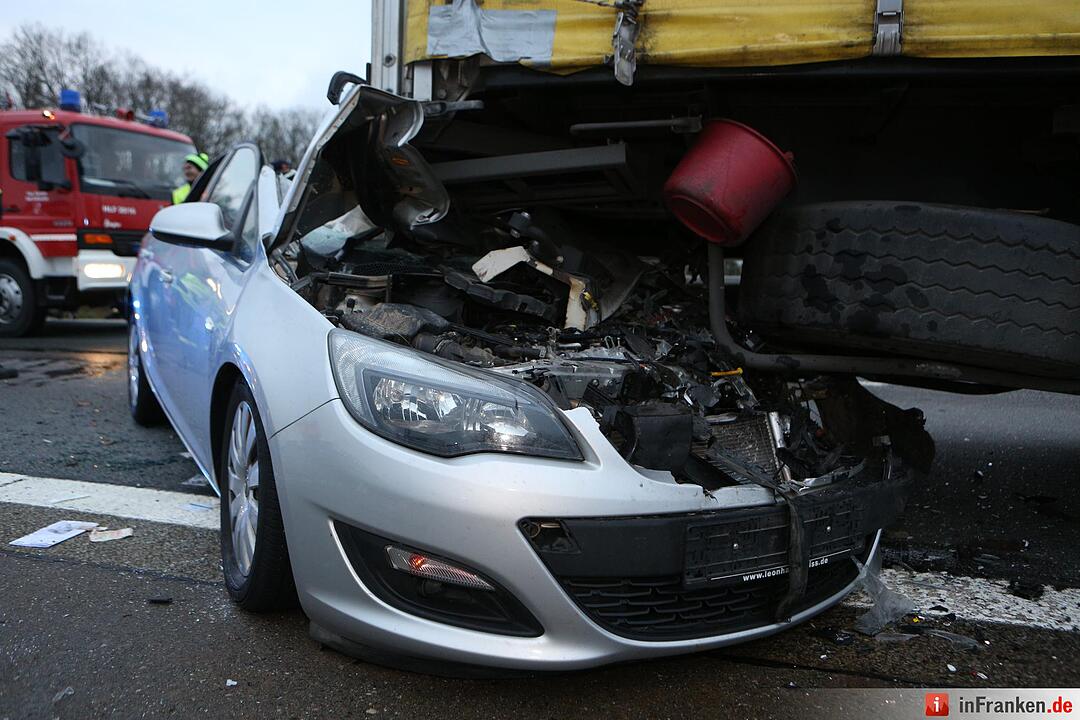 A3 voll gesperrt: Pkw rutscht unter Lkw