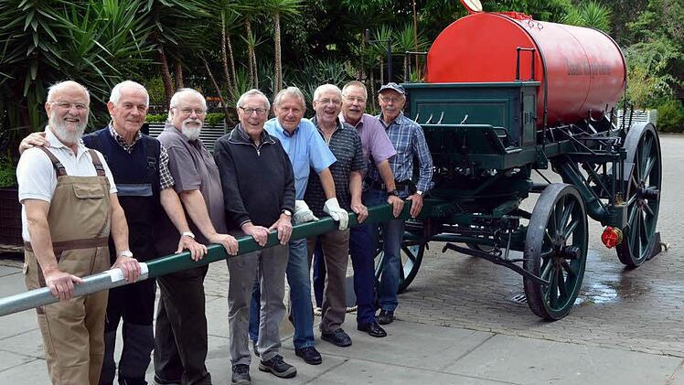 Peter Krug und seine Helfer haben den Sprengwagen von 1912 wieder auf Vordermann gebracht.  Foto: Peter Rauch