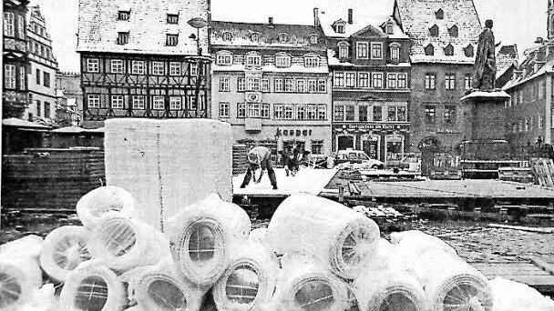 Rund um das Albert-Denkmal stapelte sich das Material. Foto: CT-Archiv