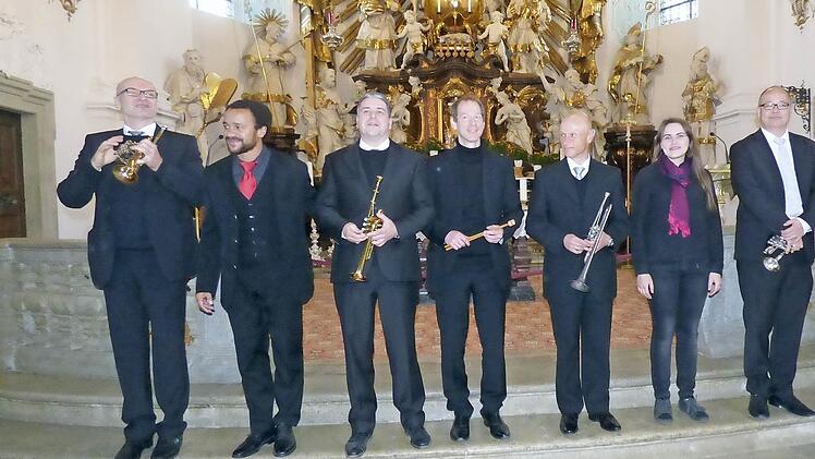 Die Musiker empfangen den verdienten Applaus.