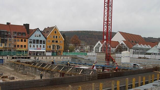 Um den Zeitplan einzuhalten, soll demnächst auch nachts gearbeitet werden. Der Stadtrat signalisierte seine grundsätzliche Zustimmung, dass die Baufirma auch nach 22 Uhr noch Bodenplatten an ihren Platz heben darf. Foto: Bayerische Rundschau