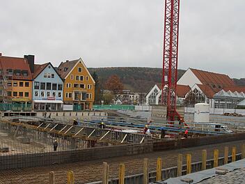 Um den Zeitplan einzuhalten, soll demnächst auch nachts gearbeitet werden. Der Stadtrat signalisierte seine grundsätzliche Zustimmung, dass die Baufirma auch nach 22 Uhr noch Bodenplatten an ihren Platz heben darf. Foto: Bayerische Rundschau