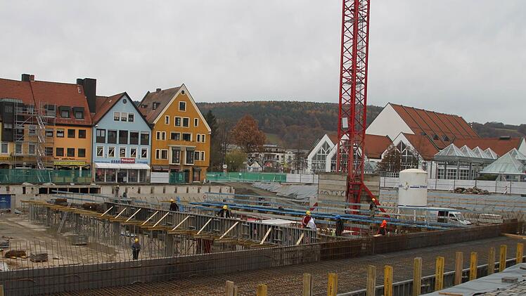 Um den Zeitplan einzuhalten, soll demnächst auch nachts gearbeitet werden. Der Stadtrat signalisierte seine grundsätzliche Zustimmung, dass die Baufirma auch nach 22 Uhr noch Bodenplatten an ihren Platz heben darf. Foto: Bayerische Rundschau