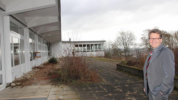 Jürgen Oswald zeigt den Außenbereich, in dem ein Barfußpfad angelegt werden soll. Foto: H. Beudert