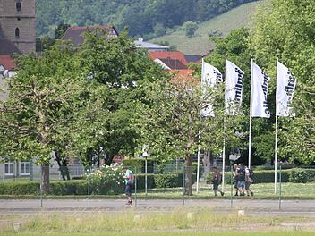Mitarbeiter des Zeiler Möbelwerks verlassen nach Schichtende am Mittwoch um kurz vor 15 Uhr das Betriebsgelände. Das Unternehmen stellt bald die Produktion ein. Foto: Andreas Lösch