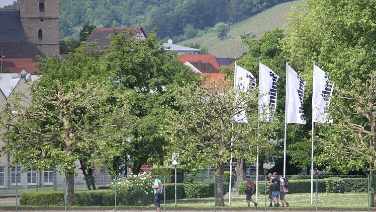 Mitarbeiter des Zeiler Möbelwerks verlassen nach Schichtende am Mittwoch um kurz vor 15 Uhr das Betriebsgelände. Das Unternehmen stellt bald die Produktion ein. Foto: Andreas Lösch