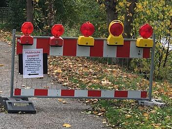 Eine Absperrung weist darauf hin, dass die Hubbrücke auf dem LGS-Gelände vorübergehend nicht genutzt werden kann. Foto: Marian Hamacher