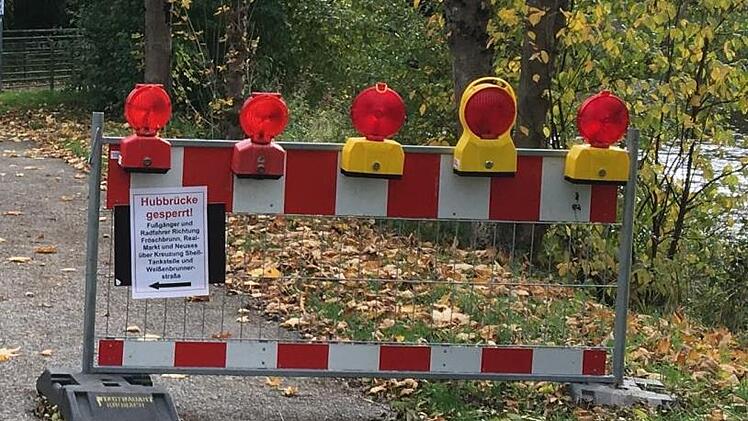 Eine Absperrung weist darauf hin, dass die Hubbrücke auf dem LGS-Gelände vorübergehend nicht genutzt werden kann. Foto: Marian Hamacher