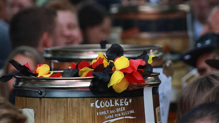 Ein Abend zwischen Hoffen und Bangen: Zahlreiche Fußball-Fans erlebten im Coburger Prinzengarten beim Public Viewing die Übertragung des WM-Vorrundenspiels zwischen Deutschland und Schweden.Foto: Jochen Berger