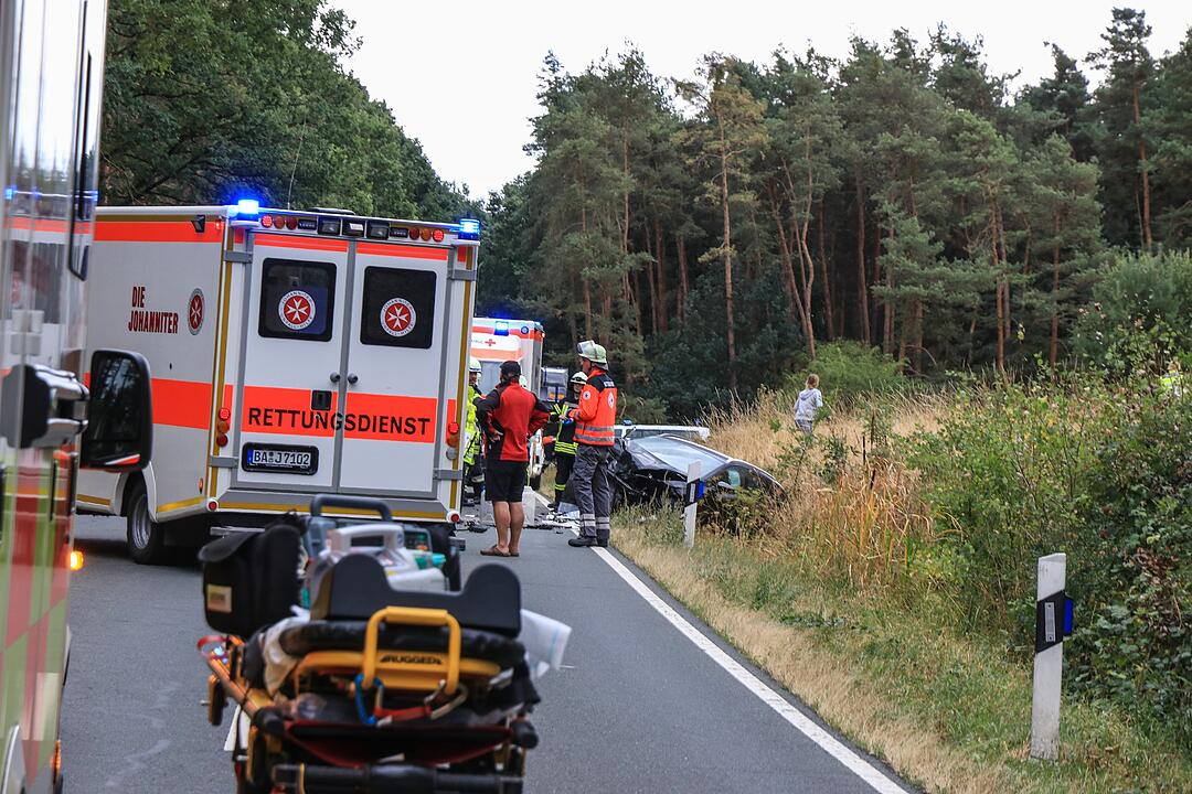 Kreis Bamberg: Auto fährt in Gegenverkehr – Kleinkind auf Rücksitz – Rettungshubschrauber im Einsatz