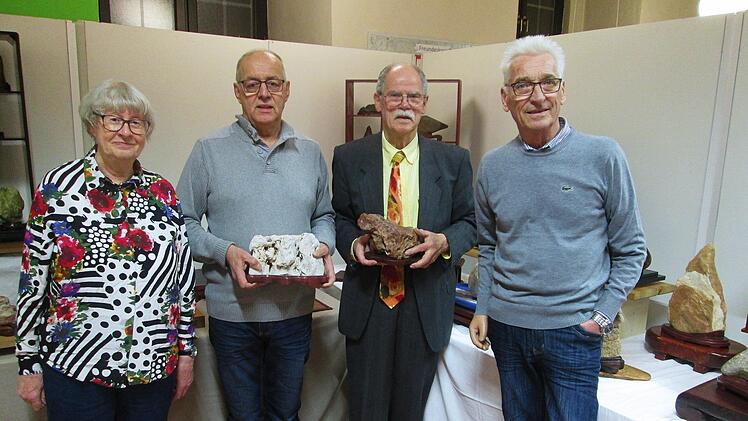 Mitglieder der Bonsai- und Suiseki-Gruppe (v. l.) Brigitte Renner, Herbert Schmidt, Klaus Renner und Wilfried Ruppelt präsentierten die Steine-Ausstellung                   . Winfried Ehling