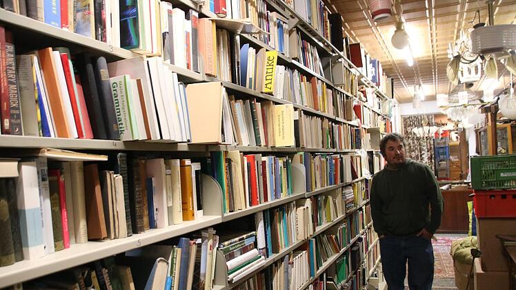 Özden Jakob vor einigen der Regale, in denen rund 19 000 katalogisierte Bücher lagern. Foto: Matthias Einwag