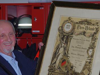 Hubert Stärker überreichte der Freiwilligen Feuerwehr Garitz eine Ehrenurkunde aus dem Jahre 1919 als Geschenk. Das historische Dokument ist  ausgestellt auf Johann Gabriel Richter. Foto: Klaus Werner