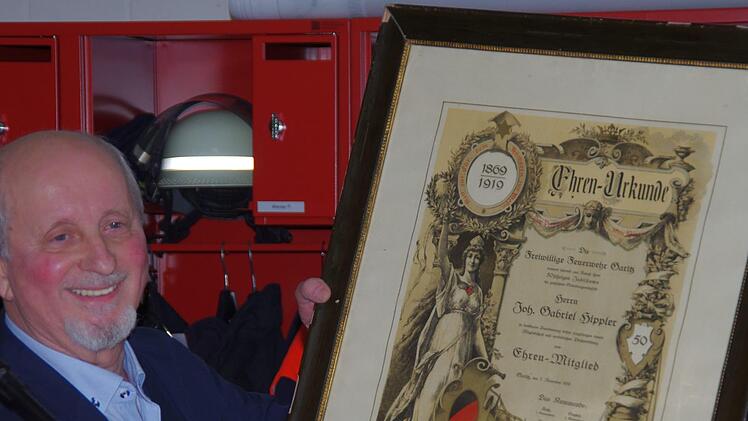 Hubert Stärker überreichte der Freiwilligen Feuerwehr Garitz eine Ehrenurkunde aus dem Jahre 1919 als Geschenk. Das historische Dokument ist  ausgestellt auf Johann Gabriel Richter. Foto: Klaus Werner