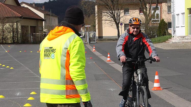Kursteilnehmer Walter Karollus mit voller Konzentration bei der Gefahrenbremsung mit seinem Pedelec.Foto: Claudia Beyrle