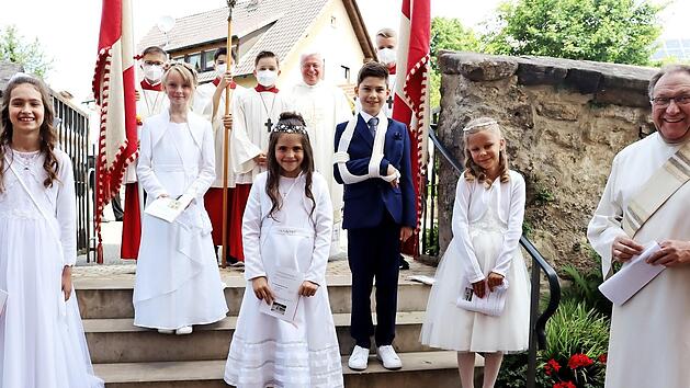 Die Erstkommunionkinder mit Diakon Konrad Funk (rechts vorne) und Pfarrer Gerhard Möckel (hinten rechts) nach ihrem Gang zu ihrer Ersten Heiligen Kommunion