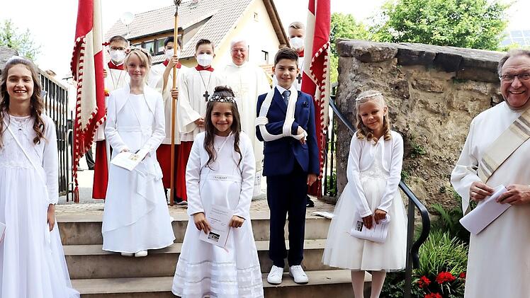 Die Erstkommunionkinder mit Diakon Konrad Funk (rechts vorne) und Pfarrer Gerhard Möckel (hinten rechts) nach ihrem Gang zu ihrer Ersten Heiligen Kommunion