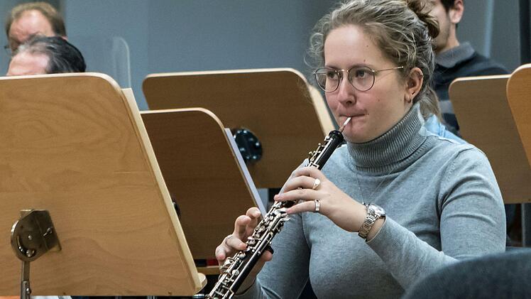 Yvette Wirsing probt gemeinsam mit dem Philharmonischen Orchester für das Mitmachkonzert am Samstag.Foto: Jochen Berger