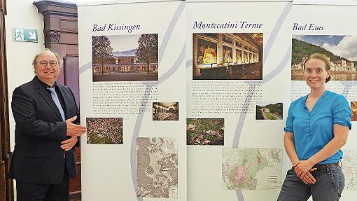 Kulturreferent Peter Weidisch, Projektleiter des Unesco-Welterbes f&uuml;r Bad Kissingen, und Welterbe-Managerin Anna Maria Boll laden zur Besichtigung der Wander-Ausstellung "Great Spas Towns of Europe. Elf bedeutende Kurst&auml;dte" ein.