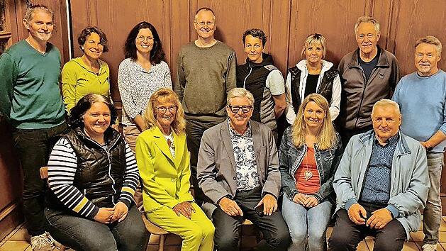 Die Sportabzeichenpr&uuml;fer mit Sachbearbeiterin Stefanie B&auml;chle (links) und Sportabzeichenreferent Heinz Richter (sitzend Mitte).