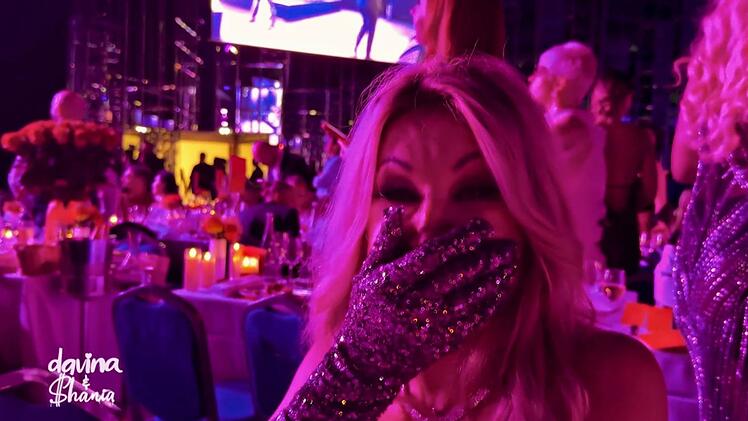 Carmen Geiss kommen die Tr&auml;nen, als sie ihre Tochter Shania auf der B&uuml;hne sieht.