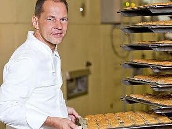 Peter Feyler in der Backstube mit Schmätzchenblechen.  Foto: privat