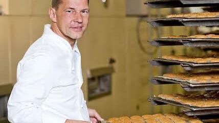 Peter Feyler in der Backstube mit Schmätzchenblechen.  Foto: privat