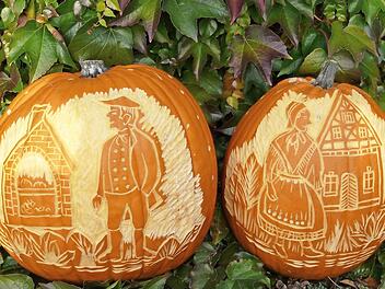 Die Muggendorfer schnitzen bäuerliche Symbole in die Haut der Kürbisse,  Foto: Pöhlman