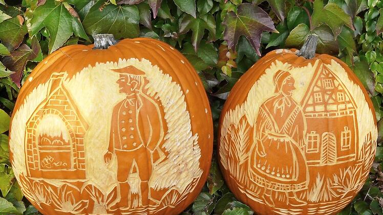 Die Muggendorfer schnitzen bäuerliche Symbole in die Haut der Kürbisse,  Foto: Pöhlman
